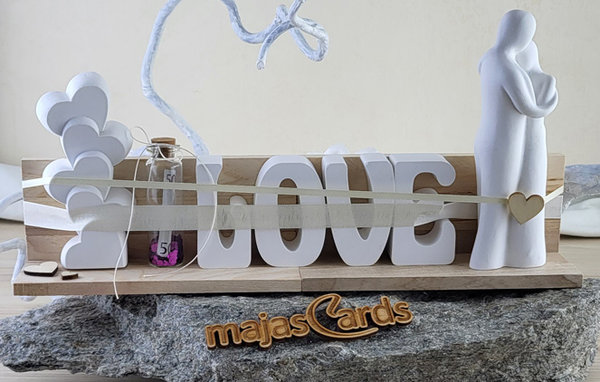 "Love" + Figur auf Holz (Gießkeramik)